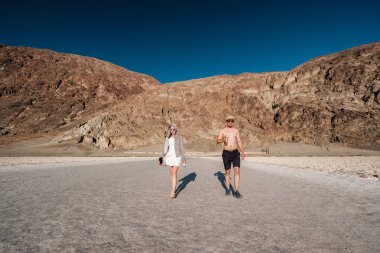 Badwater havzasında turistler sıcak yaz gününde, ölüm Vadisi Milli Parkı, Kaliforniya, ABD.