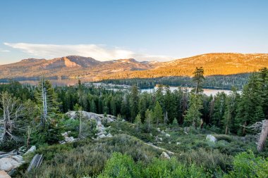 Günbatımında Silver Lake'de California, ABD