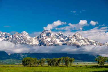 Alçak bulutlar ile Grand Teton Dağları. Grand Teton Milli Parkı, Wyoming, ABD.