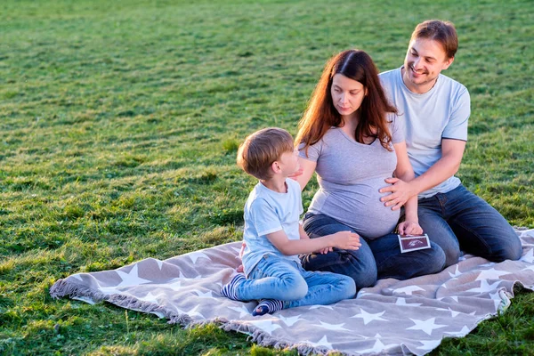 Lycklig Far Och Gravid Mor Med Liten Pojke Kramar Utomhus — Stockfoto