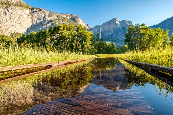 Pradera Con Paseo Marítimo Inundado Valle Del Parque Nacional Yosemite — Foto de Stock