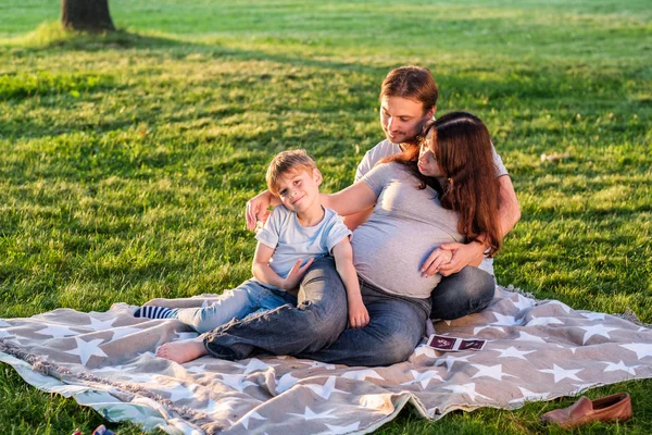 Père Heureux Mère Enceinte Avec Petit Garçon Étreignant Extérieur — Photo