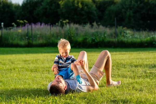 Hombre Feliz Divirtiéndose Con Pequeño Hijo Aire Libre —  Fotos de Stock