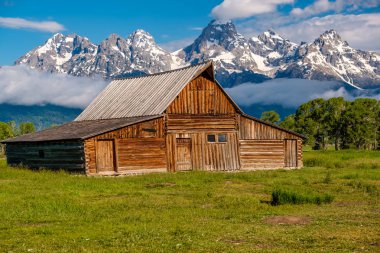 Grand Teton Dağları'nda eski ahır 