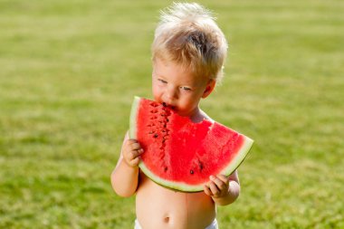 çocuğun beslenme karpuz dilimi