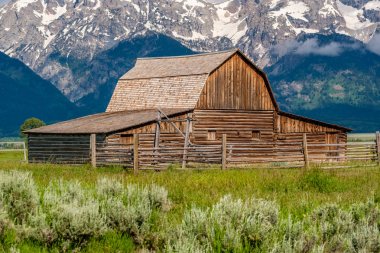 Grand Teton Dağları'nda eski ahır 