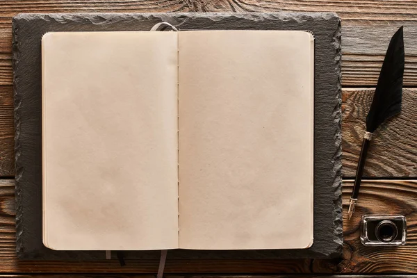 Pluma pluma y páginas de cuaderno en blanco — Foto de Stock