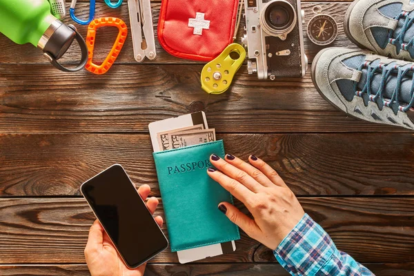 Mujer sosteniendo smartphone —  Fotos de Stock