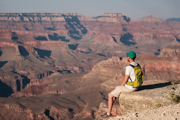 Touriste avec sac à dos au Grand Canyon — Photo