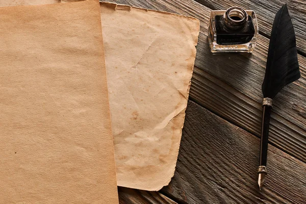 Pírko pera a papíru list — Stock fotografie