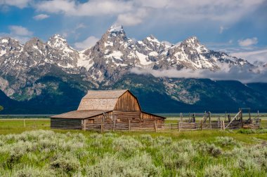 Grand Teton Dağları'nda eski ahır 