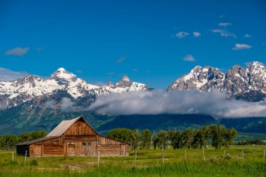Grand Teton Dağları'nda eski ahır 