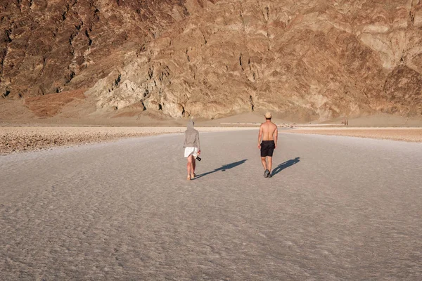 Tourists in Death Valley National Park — Stock Photo, Image