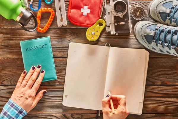 Mãos com lápis sobre caderno em branco — Fotografia de Stock