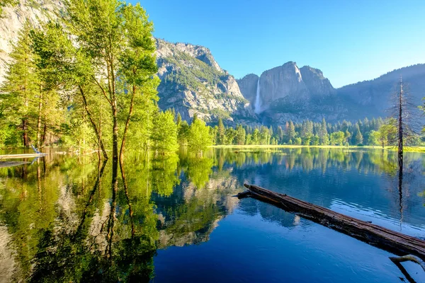 Merced River and Yosemite Falls landscape — Stock Photo, Image