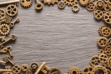 Çeşitli metal cogwheels, Dişli tekerlekleri ve arduvaz arka plan kopya alanı ile tuşlar
