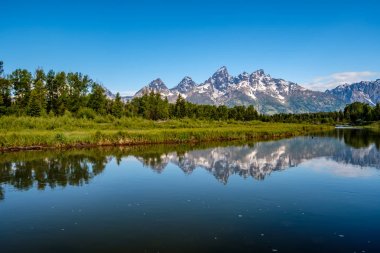 Sabahleyin Snake River 'daki Schwabacher' s Landing 'den Grand Teton Dağları. Grand Teton Ulusal Parkı, Wyoming, ABD.