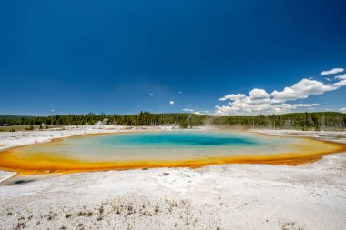 Sıcak termal bahar gün batımı göl Yellowstone Milli Parkı'nda, siyah kum Havza alanı, Wyoming, ABD