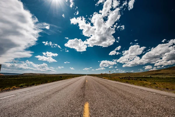 Pusty Otwarta Autostrada Wyoming Stany Zjednoczone Ameryki — Zdjęcie stockowe