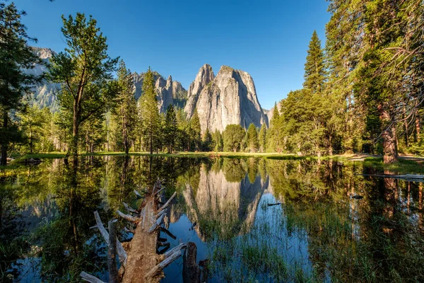 Middle Cathedral Rock Odbicie Merced River Parku Narodowym Yosemite Kalifornia — Zdjęcie stockowe