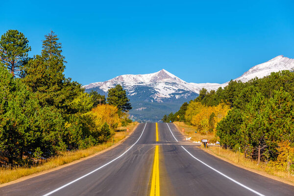 Автострада в осенний солнечный день в Колорадо, США
. 