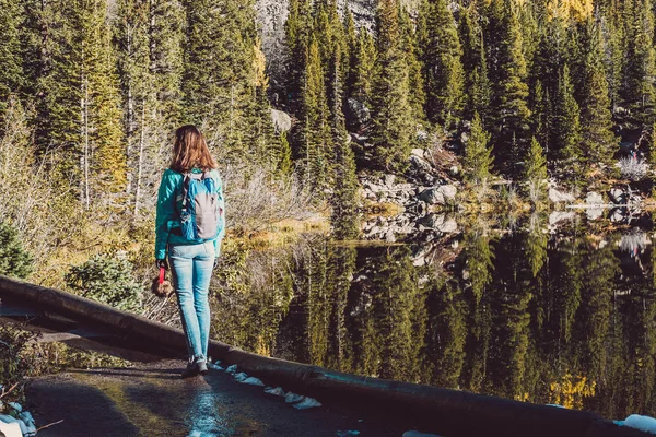 Žena Turistické Pěší Stezce Poblíž Medvědí Jezero Podzim Rocky Mountain — Stock fotografie