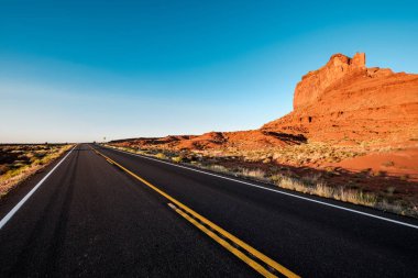 Arizona, ABD 'deki Monument Valley' deki boş manzaralı otoyol.