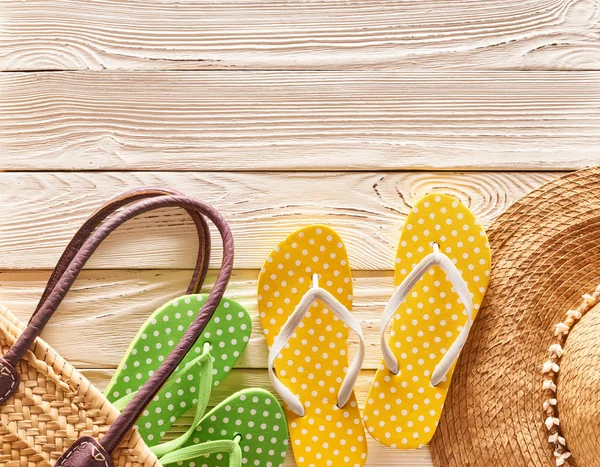 Farbe Flip Flops Und Hut Auf Holzhintergrund Mit Kopierraum — Stockfoto