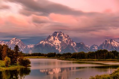 Oxbow Bend gündoğumu yılan nehir üzerinde Grand Teton Dağları. Grand Teton Milli Parkı, Wyoming, ABD.