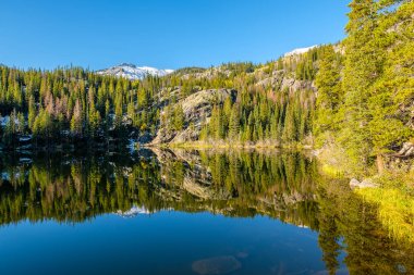 Bear Lake ve yansıması ile dağlarda kar sonbahar. Rocky Dağı Milli Parkı, Colorado, ABD. 