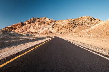 Ölüm Vadisi Ulusal Parkı 'nda Sanatçı Yolu, Kaliforniya, ABD.
