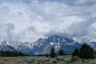 Alçak bulutlar ile Grand Teton Dağları. Grand Teton Milli Parkı, Wyoming, ABD.