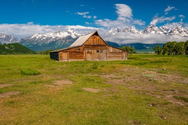 Alçak bulutlar ile eski mormon ahır Grand Teton Dağları'nda. Grand Teton Milli Parkı, Wyoming, ABD.