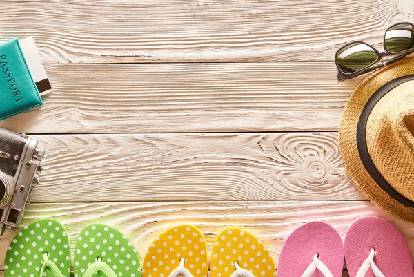 Renk Flip Flop Kopya Alanı Ahşap Zemin Üzerine Şapka — Stok fotoğraf