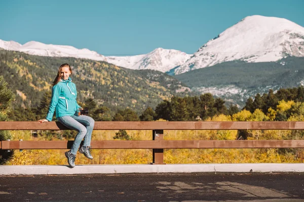 Une Touriste Assise Sur Une Clôture Saison Passant Automne Hiver — Photo