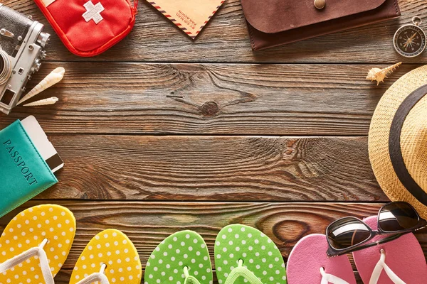 Kleur Van Slippers Hoed Houten Achtergrond Met Kopie Ruimte — Stockfoto