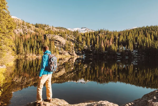 Туристичні Поблизу Ведмеже Озеро Осінь Скелясті Гори Національного Парку Колорадо — стокове фото