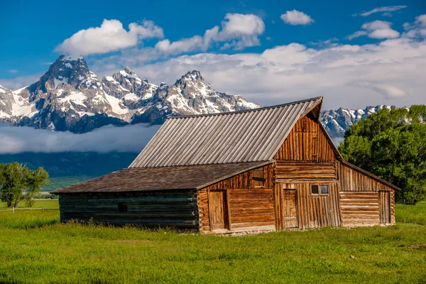 Antiguo Granero Mormón Las Montañas Grand Teton Con Nubes Bajas — Foto de Stock