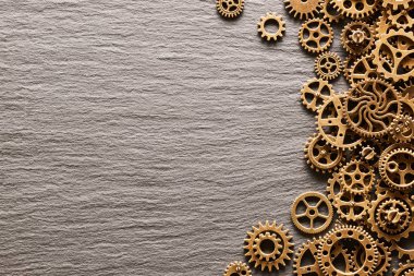 Çeşitli metal cogwheels ve arduvaz arka plan üzerinde dişli tekerler