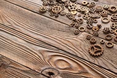 Çeşitli metal cogwheels ve ahşap arka plan üzerinde dişli tekerler