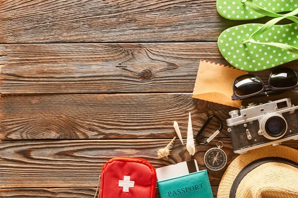 Viaggio Articoli Spiaggia Sfondo Legno — Foto Stock