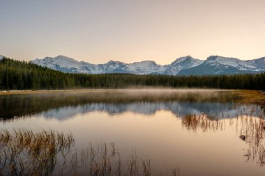 Bierstadt Gölü ve yansıması ile dağlarda kar etrafında, Rocky Dağı Milli Park, Colorado, ABD