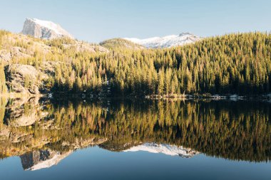 Bear Lake ve yansıması ile dağlarda kar etrafında, Rocky Dağı Milli Park, Colorado, ABD