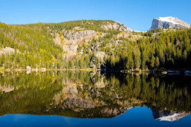 Bear Lake ve yansıması ile dağlarda kar etrafında, Rocky Dağı Milli Park, Colorado, ABD