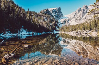 Rüya göl ve yansıması ile dağlarda kar etrafında, Rocky Dağı Milli Park, Colorado, ABD