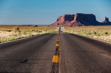 Arizona, ABD 'deki Monument Valley' deki boş manzaralı otoyol.