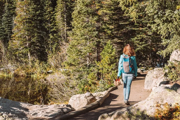 Žena Turistické Pěší Stezce Poblíž Medvědí Jezero Národním Parku Rocky — Stock fotografie