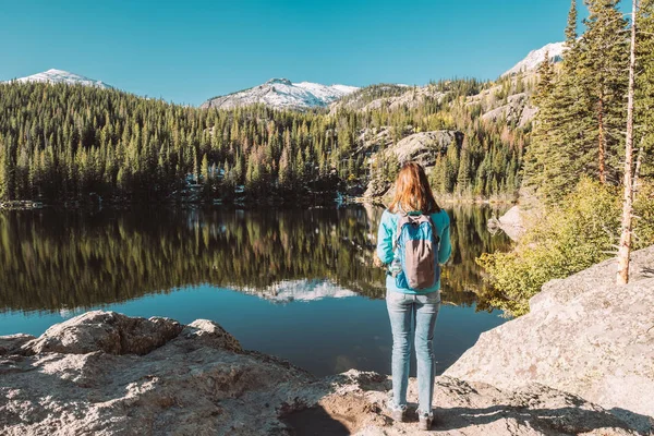 Touriste Près Lac Bear Dans Parc National Des Rocheuses Colorado — Photo