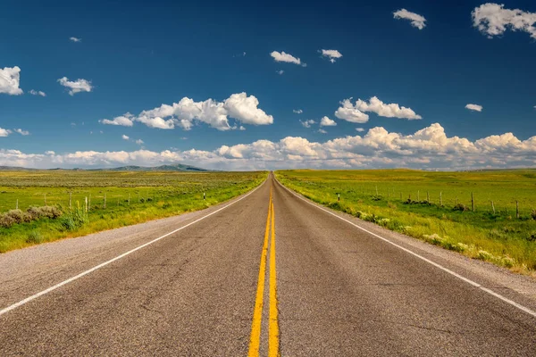 Pusty Otwarta Autostrada Pochmurny Dzień Wyoming Stany Zjednoczone Ameryki — Zdjęcie stockowe