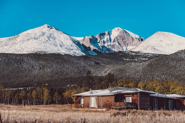 Vista Panorâmica Casa Velha Neve Cobertas Montanhas Rochosas Colorado Eua — Fotografia de Stock